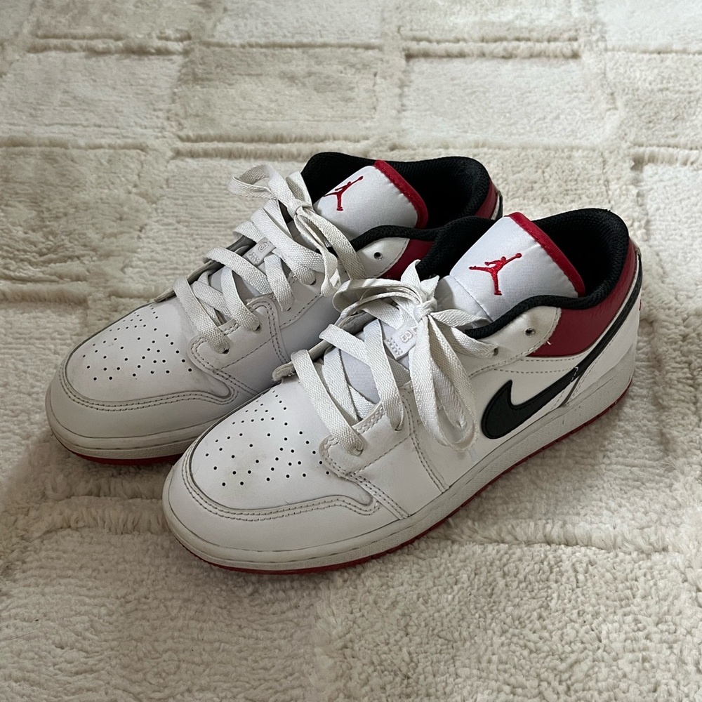 Low Top Jordans Women’s 7.5 (youth shoes), Nike